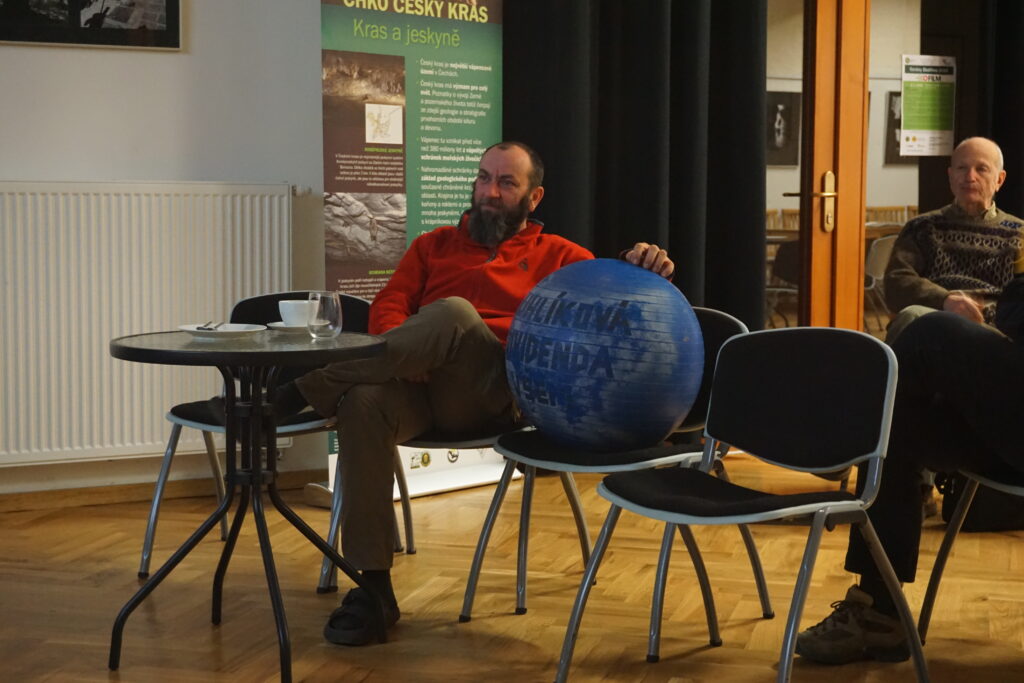 Diskuse, kdo se ptal měl balón jako zeměkouli.